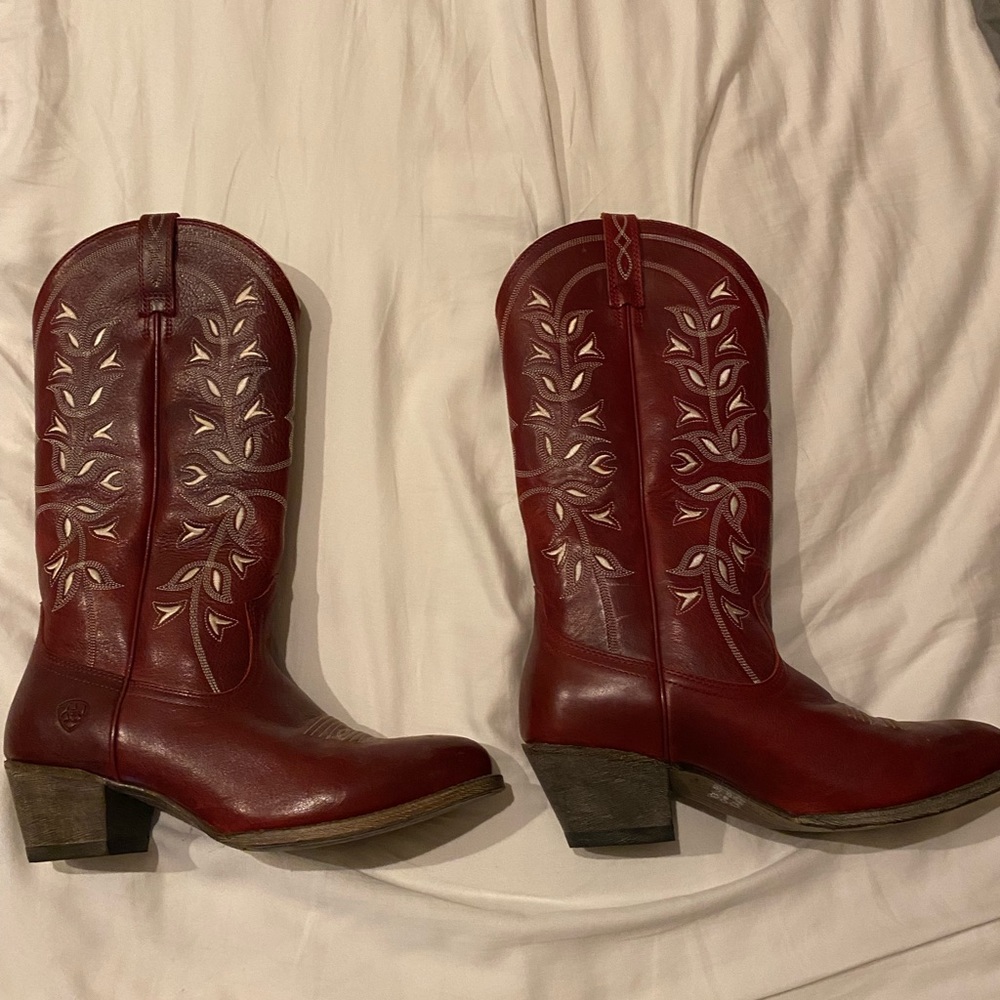 Women’s Red Cowboy boots size 8.